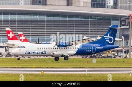 Ein ATR 72-212 von Blue Islands landet auf dem Flughafen Zürich. Registrierung G-ISLM. (Zürich, Schweiz, 06.08.2022) Stockfoto