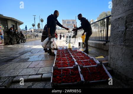 Jerusalem. März 2024. Palästinensische Leute kaufen ein, als israelische Grenzpolizisten während des Ramadan in der Altstadt Jerusalems am 11. März 2024 Wache halten. Quelle: Jamal Awad/Xinhua/Alamy Live News Stockfoto