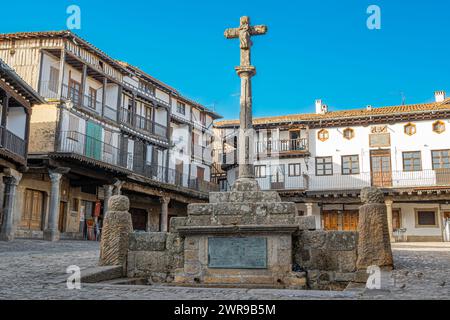 Ein Brunnen und Querschiff aus dem 18. Jahrhundert auf dem Hauptplatz des wunderschönen mittelalterlichen Dorfes La Alberca, Spanien Stockfoto