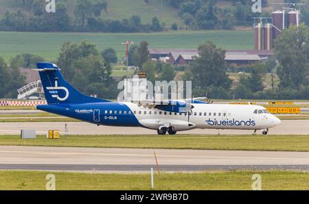 Ein ATR 72-212 von Blue Islands rollt nach der Landung auf dem Flughafen Zürich zum Terminal. Registrierung G-ISLM. (Zürich, Schweiz, 06.08.2022) Stockfoto