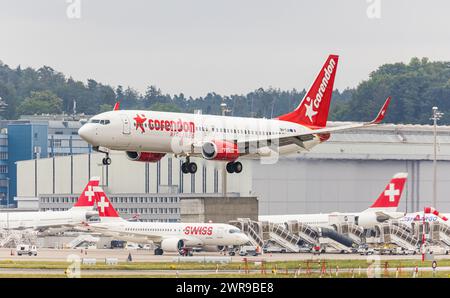 Eine Boeing 737-800 von Corendon Airlines Europe landet auf dem Flughafen Zürich. Registrierung 9H-TJA. (Zürich, Schweiz, 06.08.2022) Stockfoto