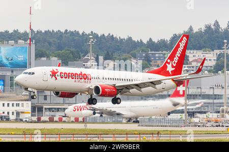 Eine Boeing 737-800 von Corendon Airlines Europe landet auf dem Flughafen Zürich. Registrierung 9H-TJA. (Zürich, Schweiz, 06.08.2022) Stockfoto