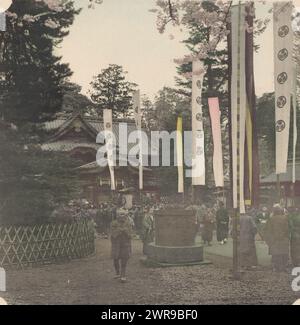 Gruppe von Menschen im Tosho-gu Tempel im Ueno Park in Tokio, Japan, Toshogu-Schrein (Titel auf Objekt), Hersteller: Kazumasa Ogawa, Uenopark, ca. 1892 - in oder vor 1897, Papier, Kollotype, Höhe 226 mm x Breite 225 mm, fotomechanischer Druck Stockfoto