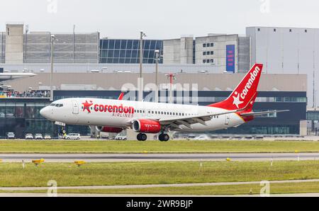 Eine Boeing 737-800 von Corendon Airlines Europe landet auf dem Flughafen Zürich. Registrierung 9H-TJA. (Zürich, Schweiz, 06.08.2022) Stockfoto