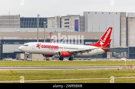 Eine Boeing 737-800 von Corendon Airlines Europe landet auf dem Flughafen Zürich. Registrierung 9H-TJA. (Zürich, Schweiz, 06.08.2022) Stockfoto