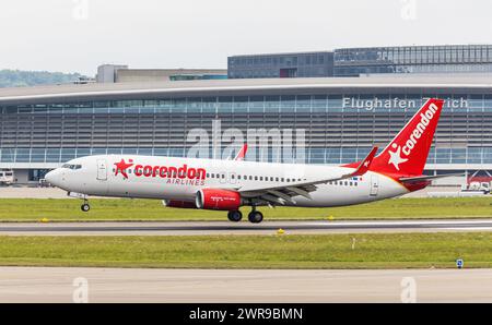 Eine Boeing 737-800 von Corendon Airlines Europe landet auf dem Flughafen Zürich. Registrierung 9H-TJA. (Zürich, Schweiz, 06.08.2022) Stockfoto