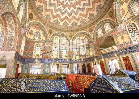 Istanbul, Türkei - 1. August 2023: Die Hagia Sophia Moschee in Istanbul beherbergt Kaisergräber, letzte Ruhestätte der osmanischen Sultane. Dekoriert mit Kalligraphie Stockfoto