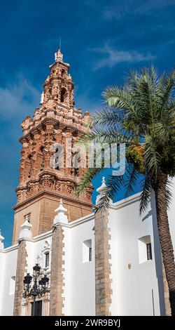 Palmen säumen den Eingang einer alten Kirche mit zwei Türmen Stockfoto