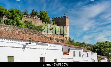 Eine malerische Stadt mit einem historischen Schloss, das seine Skyline krönt Stockfoto