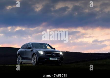 03/22 Mercedes EQC 400 4MATIC AMG Line. Die Sonne geht auf den Weaver Hills bei Wootton, Staffordshire, unter. Alle Rechte vorbehalten: F Stop Press Ltd Stockfoto