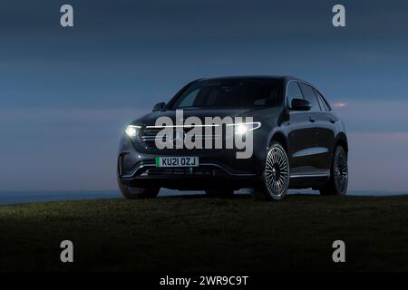 03/22 Mercedes EQC 400 4MATIC AMG Line. Die Sonne geht auf den Weaver Hills bei Wootton, Staffordshire, unter. Alle Rechte vorbehalten: F Stop Press Ltd Stockfoto