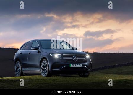 03/22 Mercedes EQC 400 4MATIC AMG Line. Die Sonne geht auf den Weaver Hills bei Wootton, Staffordshire, unter. Alle Rechte vorbehalten: F Stop Press Ltd Stockfoto