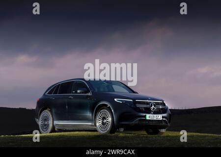 03/22 Mercedes EQC 400 4MATIC AMG Line. Die Sonne geht auf den Weaver Hills bei Wootton, Staffordshire, unter. Alle Rechte vorbehalten: F Stop Press Ltd Stockfoto