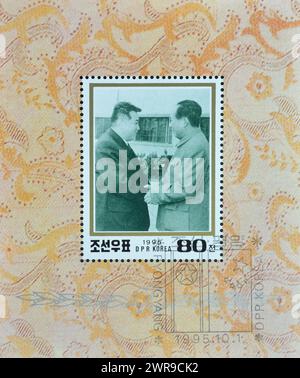 Block mit entlöschter Briefmarke, gedruckt von Nordkorea, auf dem Kim Il Sung mit Zhou Enlai, Nationalfeiertag der Volksrepublik CH, gezeigt wird Stockfoto