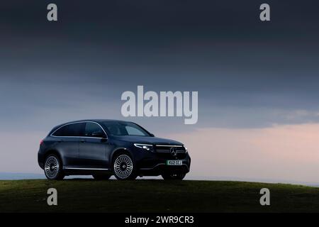 03/22 Mercedes EQC 400 4MATIC AMG Line. Die Sonne geht auf den Weaver Hills bei Wootton, Staffordshire, unter. Alle Rechte vorbehalten: F Stop Press Ltd Stockfoto