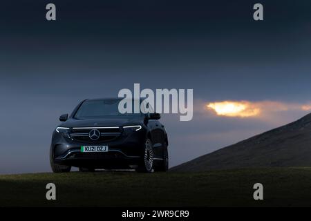 03/22 Mercedes EQC 400 4MATIC AMG Line. Die Sonne geht auf den Weaver Hills bei Wootton, Staffordshire, unter. Alle Rechte vorbehalten: F Stop Press Ltd Stockfoto