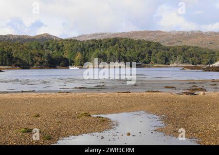 Blick von Castle Tioram (auch bekannt als Dorlin Castle), Eilean Tioram, Loch Moidaret, Lochaber, Schottland Stockfoto