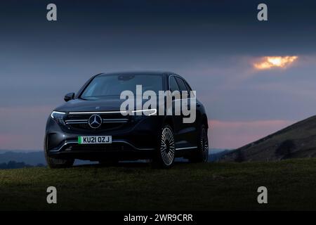 03/22 Mercedes EQC 400 4MATIC AMG Line. Die Sonne geht auf den Weaver Hills bei Wootton, Staffordshire, unter. Alle Rechte vorbehalten: F Stop Press Ltd Stockfoto