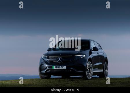 03/22 Mercedes EQC 400 4MATIC AMG Line. Die Sonne geht auf den Weaver Hills bei Wootton, Staffordshire, unter. Alle Rechte vorbehalten: F Stop Press Ltd Stockfoto