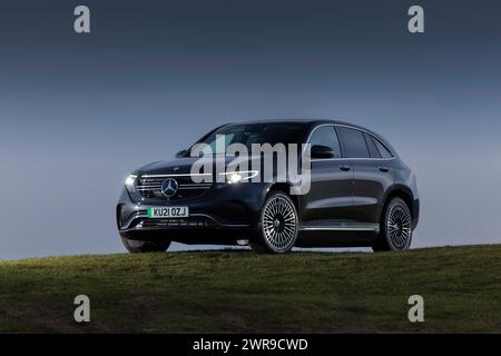 03/22 Mercedes EQC 400 4MATIC AMG Line. Die Sonne geht auf den Weaver Hills bei Wootton, Staffordshire, unter. Alle Rechte vorbehalten: F Stop Press Ltd Stockfoto