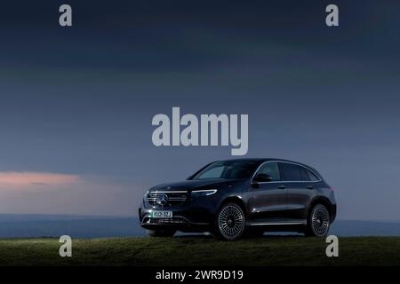 03/22 Mercedes EQC 400 4MATIC AMG Line. Die Sonne geht auf den Weaver Hills bei Wootton, Staffordshire, unter. Alle Rechte vorbehalten: F Stop Press Ltd Stockfoto