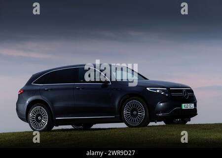 03/22 Mercedes EQC 400 4MATIC AMG Line. Die Sonne geht auf den Weaver Hills bei Wootton, Staffordshire, unter. Alle Rechte vorbehalten: F Stop Press Ltd Stockfoto