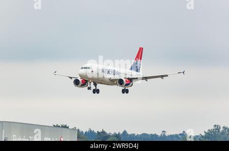 Ein Airbus A319-132 von Air Serbia landet auf dem Flughafen Zürich. Registrierung YU-APK. (Zürich, Schweiz, 06.08.2022) Stockfoto