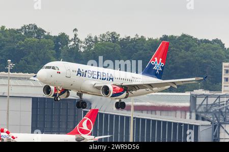 Ein Airbus A319-132 von Air Serbia landet auf dem Flughafen Zürich. Registrierung YU-APK. (Zürich, Schweiz, 06.08.2022) Stockfoto