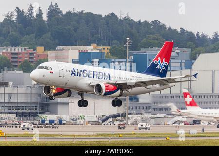 Ein Airbus A319-132 von Air Serbia landet auf dem Flughafen Zürich. Registrierung YU-APK. (Zürich, Schweiz, 06.08.2022) Stockfoto
