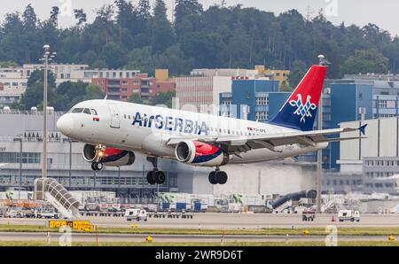 Ein Airbus A319-132 von Air Serbia landet auf dem Flughafen Zürich. Registrierung YU-APK. (Zürich, Schweiz, 06.08.2022) Stockfoto