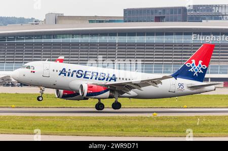 Ein Airbus A319-132 von Air Serbia landet auf dem Flughafen Zürich. Registrierung YU-APK. (Zürich, Schweiz, 06.08.2022) Stockfoto