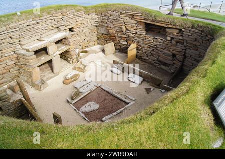 Die 5000 Jahre alte neolithische Siedlung Skara Brae, die aus Stein gebaut wurde, liegt an der Bay of Skaill, Orkney, Schottland Stockfoto