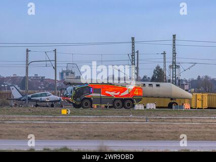 Flughafen Stuttgart, Flughafenfeuerwehr. // Stuttgart, Baden-Württemberg, Deutschland, 10.03.2024. *** Flughafen Stuttgart, Feuerwehr Flughafen Stuttgart, Baden Württemberg, Deutschland, 10 03 2024 Stockfoto