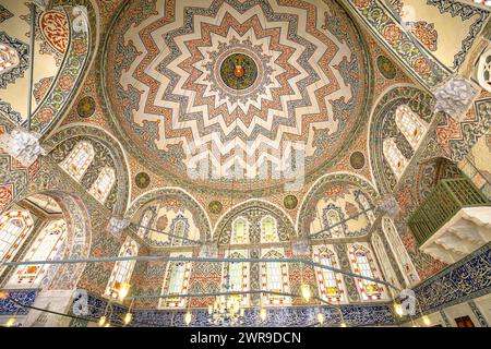 Istanbul, Türkei - 1. August 2023: Die majestätische Kuppeldecke der Grabkammern der Moschee Hagia Sophia besticht durch komplexe Mosaikkunst, die sie zu sehen gibt Stockfoto