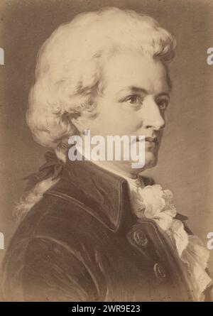 Fotoreproduktion eines gemalten Porträts von Wolfgang Amadeus Mozart von Carl Jaeger, dieses Foto ist Teil eines Albums., Friedrich Bruckmann, nach Malerei von Carl Jaeger, 1870 - 1890, Karton, Albumendruck, Höhe 134 mm x Breite 96 mm, Fotografie Stockfoto