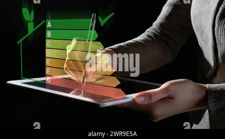 Energieeffizienzanwendung auf Tablet. Ökologie und energiesparendes Hauskonzept. Nennleistung zu Hause Stockfoto