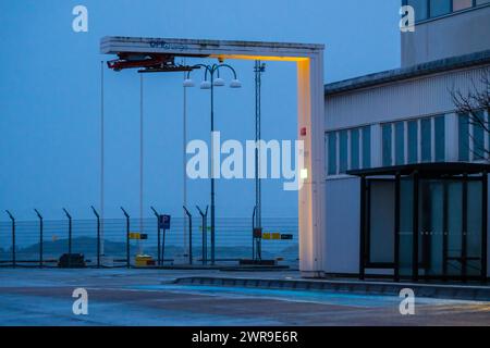 Göteborg, Schweden - 29. Februar 2024: Ladeportal für Elektrofahrzeuge bereit zum Laden des nächsten Busses Stockfoto