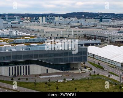 Mercedes-Benz Werk Sindelfingen, Tor 5. In der Factory 56 werden neben der E- und S-Klasse in drei Varianten auch die ersten EQ-Elektromodelle und Robo-Taxis produziert. Die Daimler AG spricht von der Automobil-Produktion der Zukunft . // :Sindelfingen, Baden-Württemberg, Deutschland, 10.03.2024 *** Mercedes Benz Sindelfingen Werk Gate 5 Fabrik 56 produziert drei Varianten der E- und S-Klasse sowie die ersten Elektromodelle EQ und Robo Taxis Daimler AG spricht über die Automobilproduktion der Zukunft Sindelfingen, Baden-Württemberg, Deutschland 10 03 2024 Stockfoto