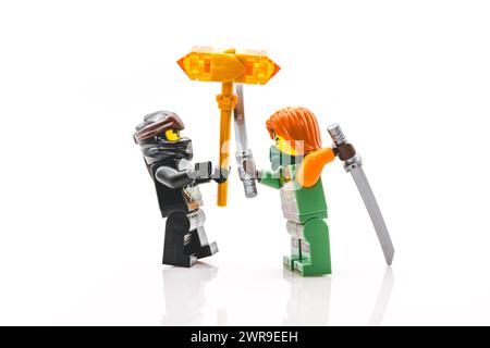 LEGO Ninjago Minifiguren kämpfen, Kampfszene mit lego Spielzeug, Cole vs Ronin Ninjago Charaktere Stockfoto