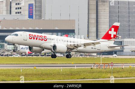 Ein Airbus A220-100 von Swiss International Airlines landet auf Landebahn 28 des Flughafen Zürich. Registrierung HB-JBB. (Zürich, Schweiz, 06.08.2022) Stockfoto