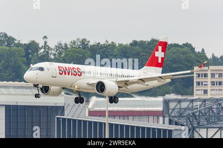 Ein Airbus A220-100 von Swiss International Airlines landet auf Landebahn 28 des Flughafen Zürich. Registrierung HB-JBB. (Zürich, Schweiz, 06.08.2022) Stockfoto