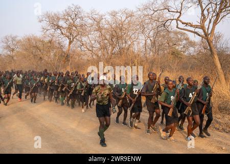 Rekruten aus der Anti-Wilderei-Einheit, die im Kafue-Nationalpark im Westen Sambias im südlichen Afrika ausgebildet wird Stockfoto