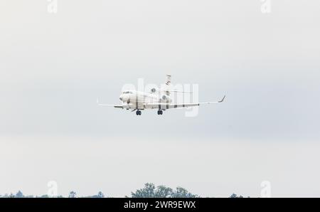 Ein Dassault Falcon 7X von CAT Aviation landet auf der Landebahn des Flughafens Zürich. Registrierung HB-JSS. (Zürich, Schweiz, 06.08.2022) Stockfoto