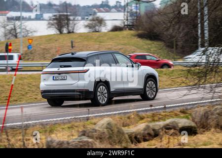 Göteborg, Schweden - 01. März 2024: Weißer NIO EL7 auf einer Autobahnrampe Stockfoto