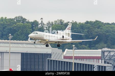 Ein Dassault Falcon 7X von CAT Aviation landet auf der Landebahn des Flughafens Zürich. Registrierung HB-JSS. (Zürich, Schweiz, 06.08.2022) Stockfoto