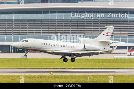 Ein Dassault Falcon 7X von CAT Aviation landet auf der Landebahn des Flughafens Zürich. Registrierung HB-JSS. (Zürich, Schweiz, 06.08.2022) Stockfoto