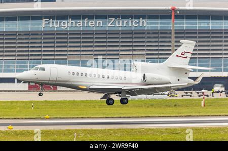 Ein Dassault Falcon 7X von CAT Aviation landet auf der Landebahn des Flughafens Zürich. Registrierung HB-JSS. (Zürich, Schweiz, 06.08.2022) Stockfoto