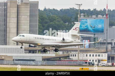 Ein Dassault Falcon 7X von CAT Aviation landet auf der Landebahn des Flughafens Zürich. Registrierung HB-JSS. (Zürich, Schweiz, 06.08.2022) Stockfoto