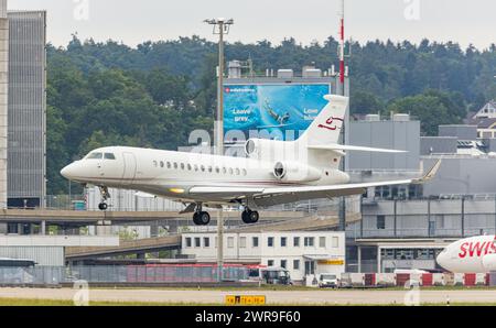 Ein Dassault Falcon 7X von CAT Aviation landet auf der Landebahn des Flughafens Zürich. Registrierung HB-JSS. (Zürich, Schweiz, 06.08.2022) Stockfoto