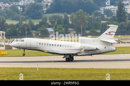 Ein Dassault Falcon 7X von CAT Aviation landet auf der Landebahn des Flughafens Zürich. Registrierung HB-JSS. (Zürich, Schweiz, 06.08.2022) Stockfoto